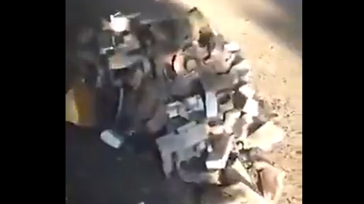 Rosyjski snajper zakamuflowany jako sterta śmieci.