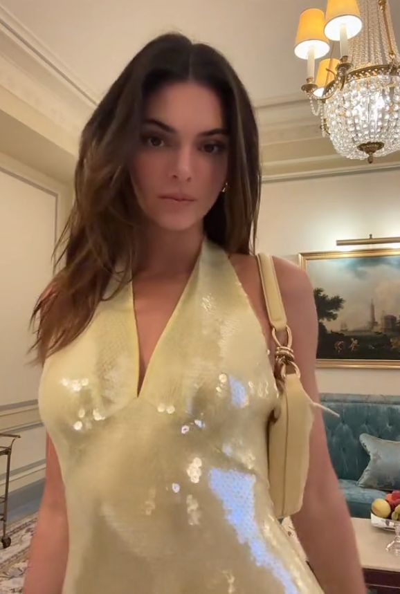 Kendall Jenner w sukience w kolorze "sherbet lemon"