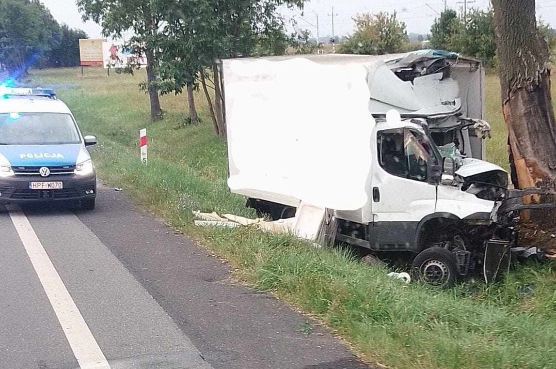 Zjechał prosto w drzewo. Zakleszczony mężczyzna nie żyje