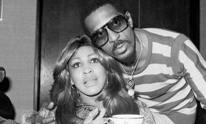 Latami tkwiła w toksycznym związku. Po latach opisała związek z Ike'em