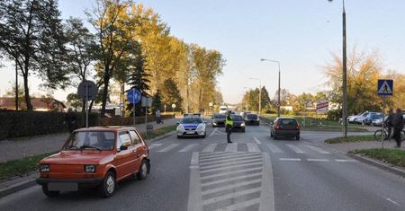 Maluchem potrącił pieszych na przejściu. 97-latek stracił prawo jazdy