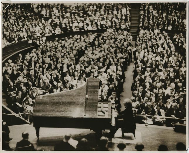 Paderewski  na scenie Royal Albert Hall w Londynie w 1933 roku