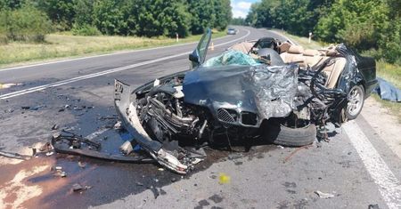 Frampol: Tyle zostało z BMW po zderzeniu z ciężarówką. Kierowca zginął na miejscu