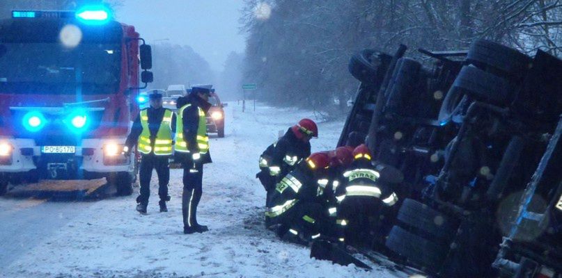 Wypadek samochodu ciężarowego na K-11 w Kierzkowicach
