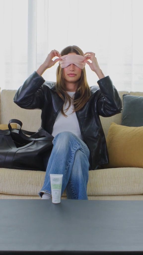 Hailey Bieber pokazała zawartość swojej torebki