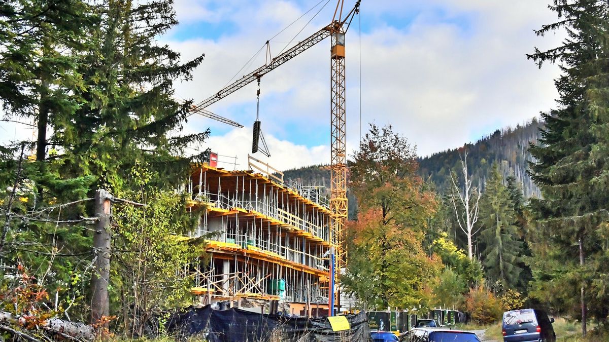 Nowy apartamentowiec powstaje u wylotu doliny Bialego w otulinie Tatrzanskiego Parku Narodowego, w tym miejscu stal niegdys pensjonat Malwa.Pawel Murzyn