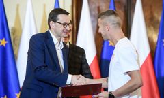 Miliony "od Morawieckiego" dla piłkarzy. Burza po tekście WP. "To strzał w stopę"