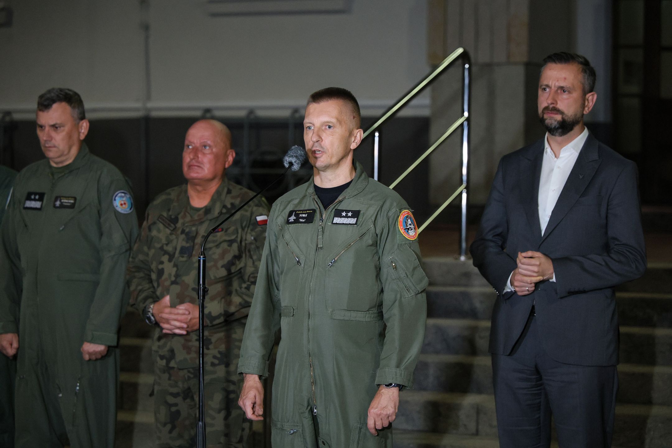 Radom, 28.08.2025. Wicepremier, minister obrony narodowej Władysław Kosiniak-Kamysz (P), dowódca Generalny Rodzajów Sił Zbrojnych gen. broni Marek Sokołowski (2L) i inspektor sił powietrznych w Dowództwie Generalnym Rodzajów Sił Zbrojnych gen. dyw. Ireneusz Nowak (2P) podczas konferencji w 42. Bazie Lotnictwa Szkolnego w Radomiu, 28 bm. Konferencja dotyczyła katastrofy samolotu F-16. Podczas ćwiczeń przed pokazami AirSHOW w Radomiu rozbił się samolot F-16. W katastrofie zginął pilot Wojska Polskiego major Maciej ?Slab? Krakowian. (sko) PAP/Paweł Supernak