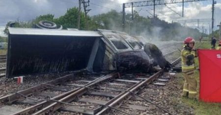 Tragedia na przejeździe kolejowym pod Toruniem. Rogatki podniosły się za szybko?