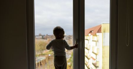 Dwulatek znaleziony w toalecie. Chłopiec nie wróci do domu
