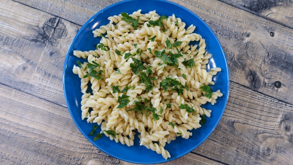 Tani makaron z czosnkiem. Fot.: smakowitedania.com