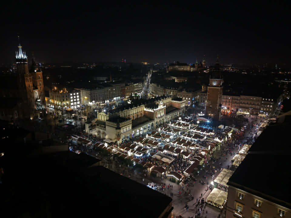 Jarmark Bożonarodzeniowy na Rynku Głównym w Krakowie w nocnej odsłonie