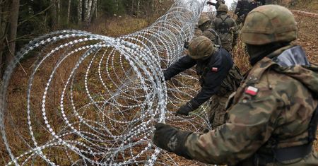 Polacy chcą budowy płotu z drutu. Są to głównie wyborcy PiS