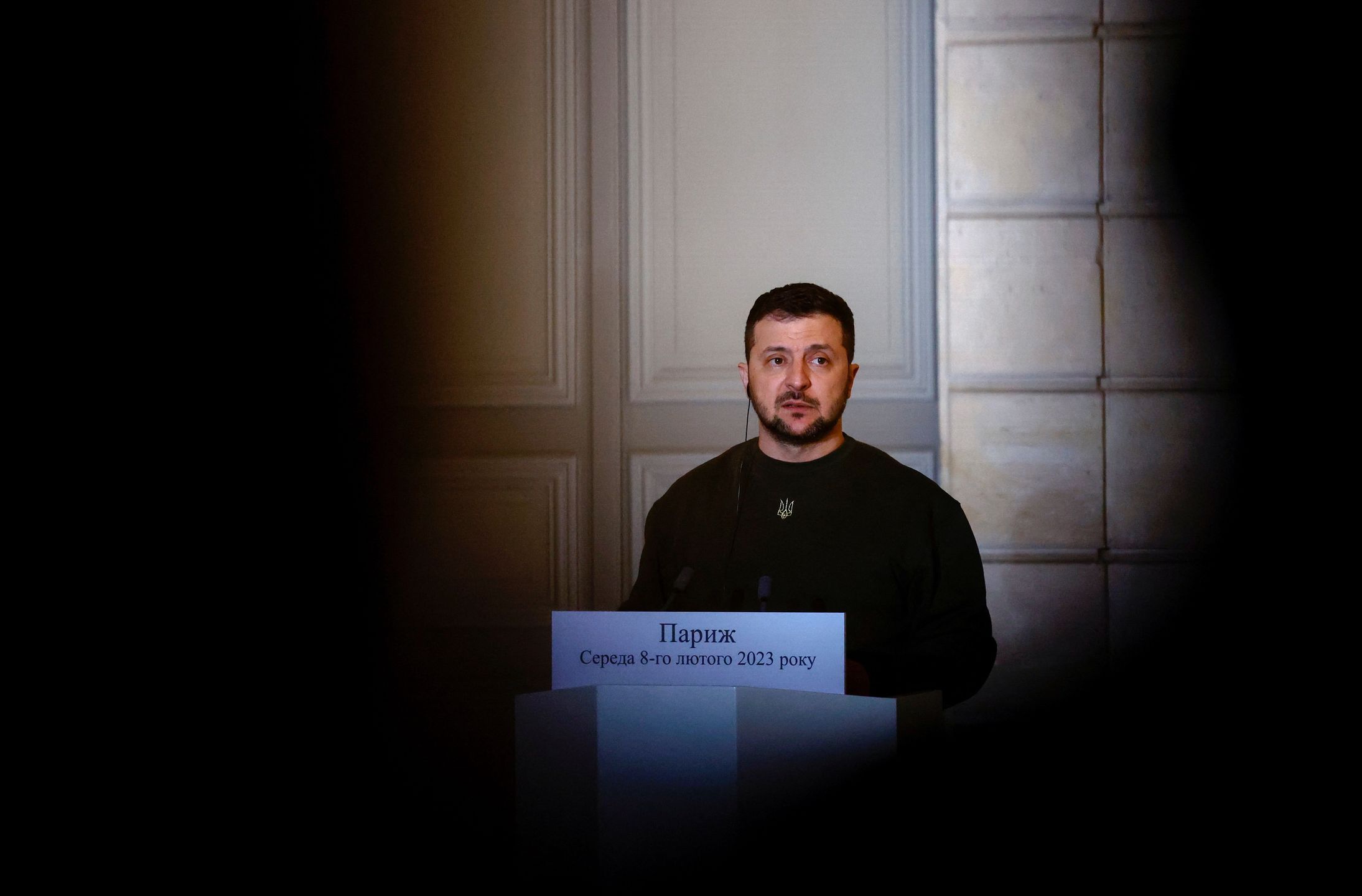 Ukraine's President Volodymyr Zelensky at the Elysee Palace
epa10455788 Ukraine's President Volodymyr Zelensky attends a joint statement with French President Emmanuel Macron(not pictured) and German Chancellor Olaf Scholz(not pictured) at the Elysee Palace in Paris, France, 08 February 2023.  EPA/SARAH MEYSSONNIER / POOL  MAXPPP OUT 
Dostawca: PAP/EPA.
SARAH MEYSSONNIER / POOL