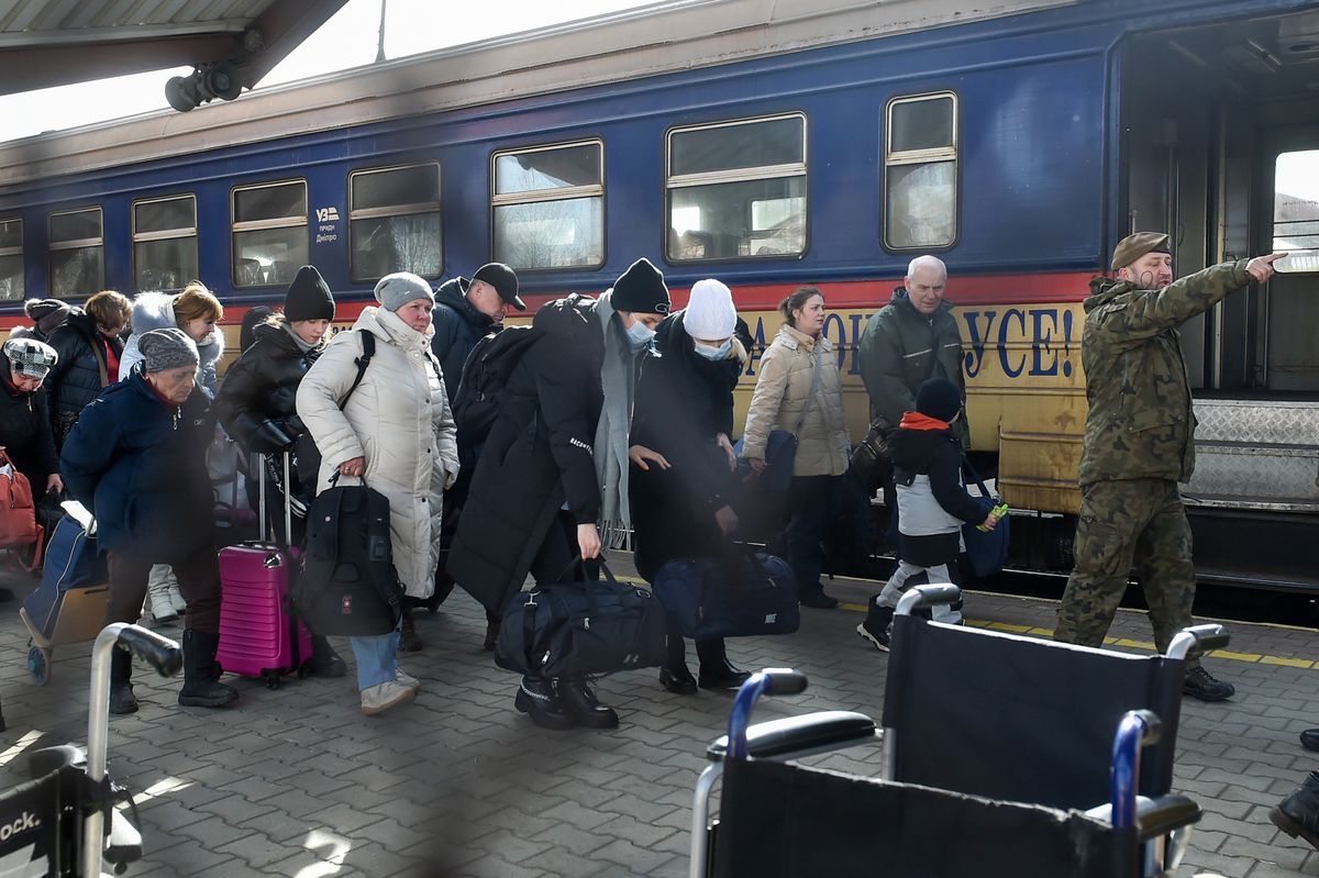 Specjalny pociąg z uchodźcami ze Lwowa w Przemyślu 