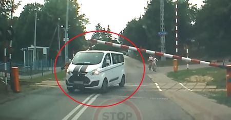 Włos się jeży na głowie na ten widok. Szalony rajd na przejeździe kolejowym