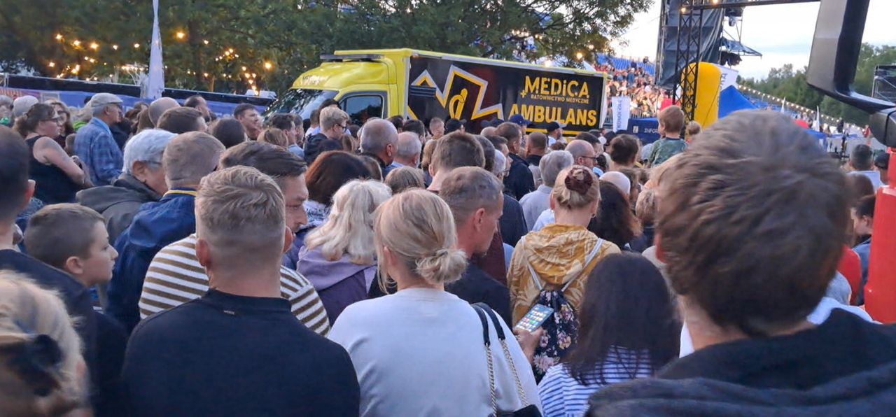 Tłumy ludzi czekały, aby wejść na wielkie widowisko