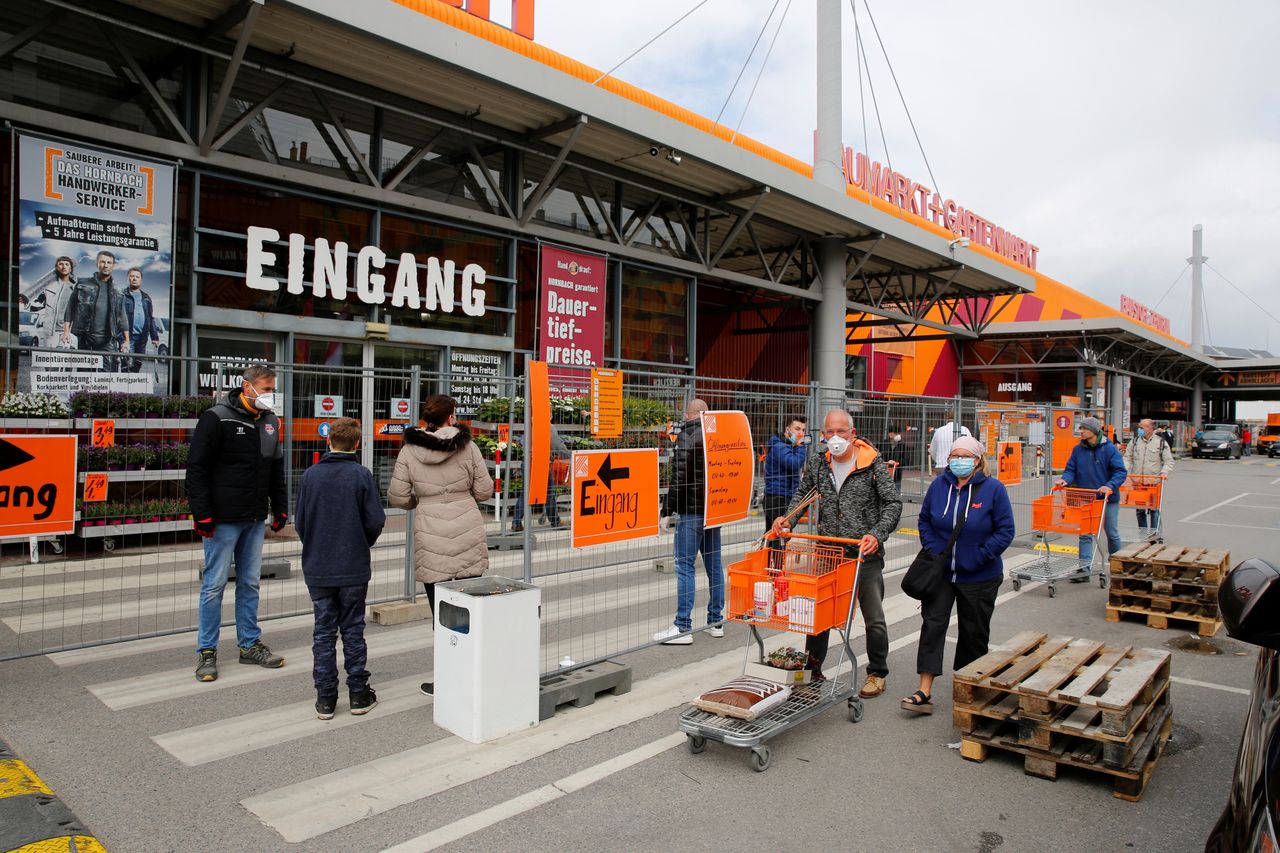 Koronawirus. Austria znosi ograniczenia. "Wracamy do życia, ludzie wykupują kwiaty"