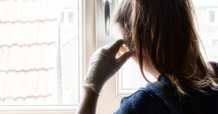 Ból brzucha, migrena, ciągły stres. Polacy od roku żyją w lęku