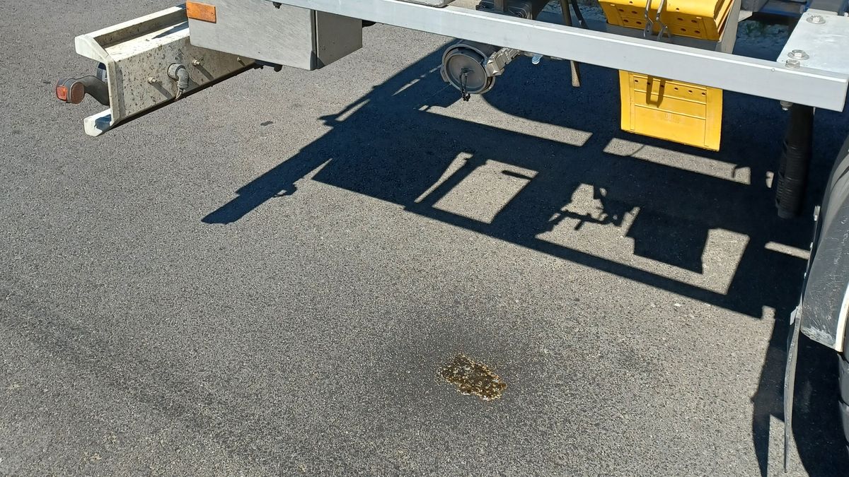 Żrąca substancja kapała na asfalt