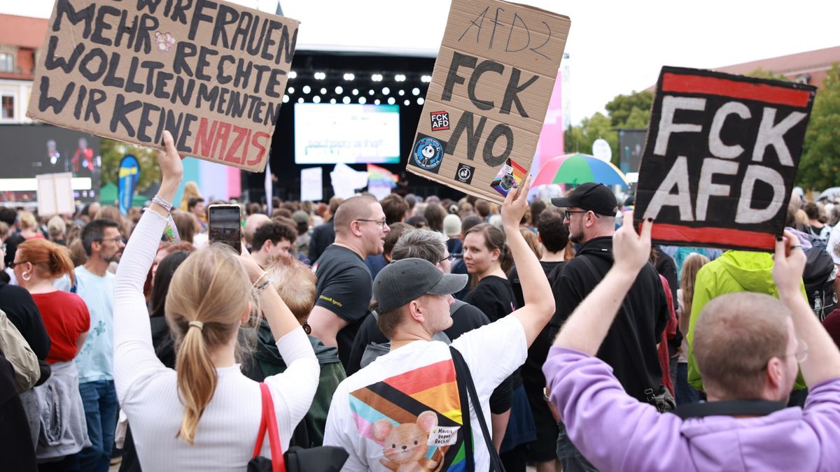 Democracy festival ahead of the Saxony-Anhalt state election
epa13214041 Participants hold placards that read (among others) FCKAFD in front of the Magdeburg Cathedral during a rally on the occasion of the Democracy Festival in Magdeburg, Germany, 05 September 2026. One day ahead of the regional state election in Saxony-Anhalt, the Democracy Festival shall celebrate democracy and protest against an expected increase of votes for the far-right Alternative for Germany (AfD) party.  EPA/CLEMENS BILAN 
Dostawca: PAP/EPA.
CLEMENS BILAN
placards, elections, parties, regional, politics, protest, flags, banners