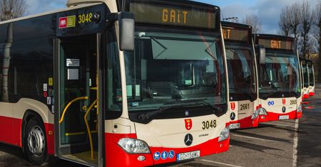 Autobus "uciekał" ludziom z przystanku. Miasto przyznaje rację pasażerowi
