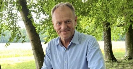 Donald Tusk pozuje z wnuczką na tle kaszubskiego parku i MĘDRKUJE: "Najlepiej iść jedną WSPÓLNĄ DROGĄ" (FOTO)