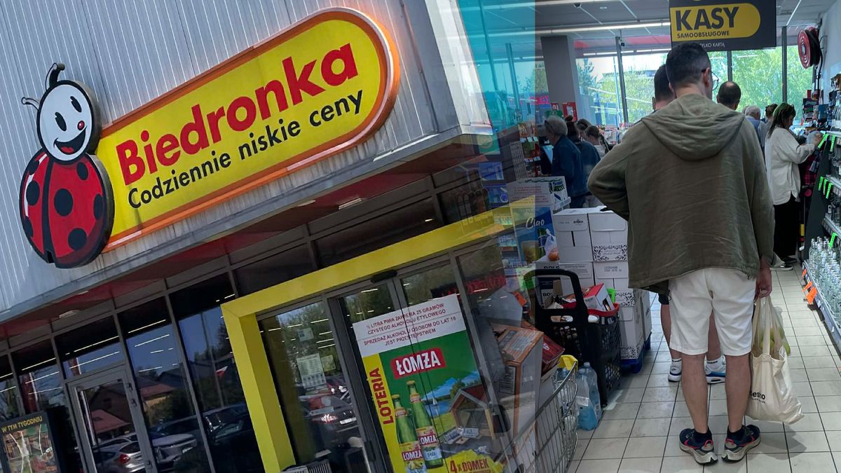 Była 13:50. Złapał za aparat w Biedronce