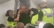 Pasażer wpadł w szał. Gdy go skuli, inni bili brawo