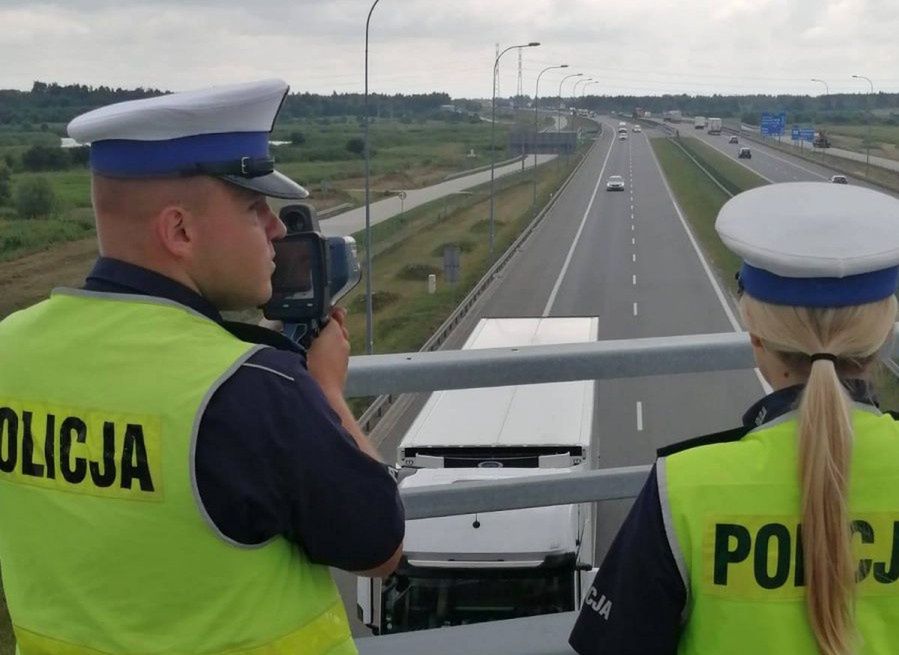 Nowe przepisy nie działają. Kierowcy mają je za nic, a policja mało może