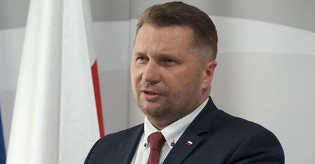 Czarnek zadecydował. Telefon zaufania odbierze ksiądz-egzorcysta
