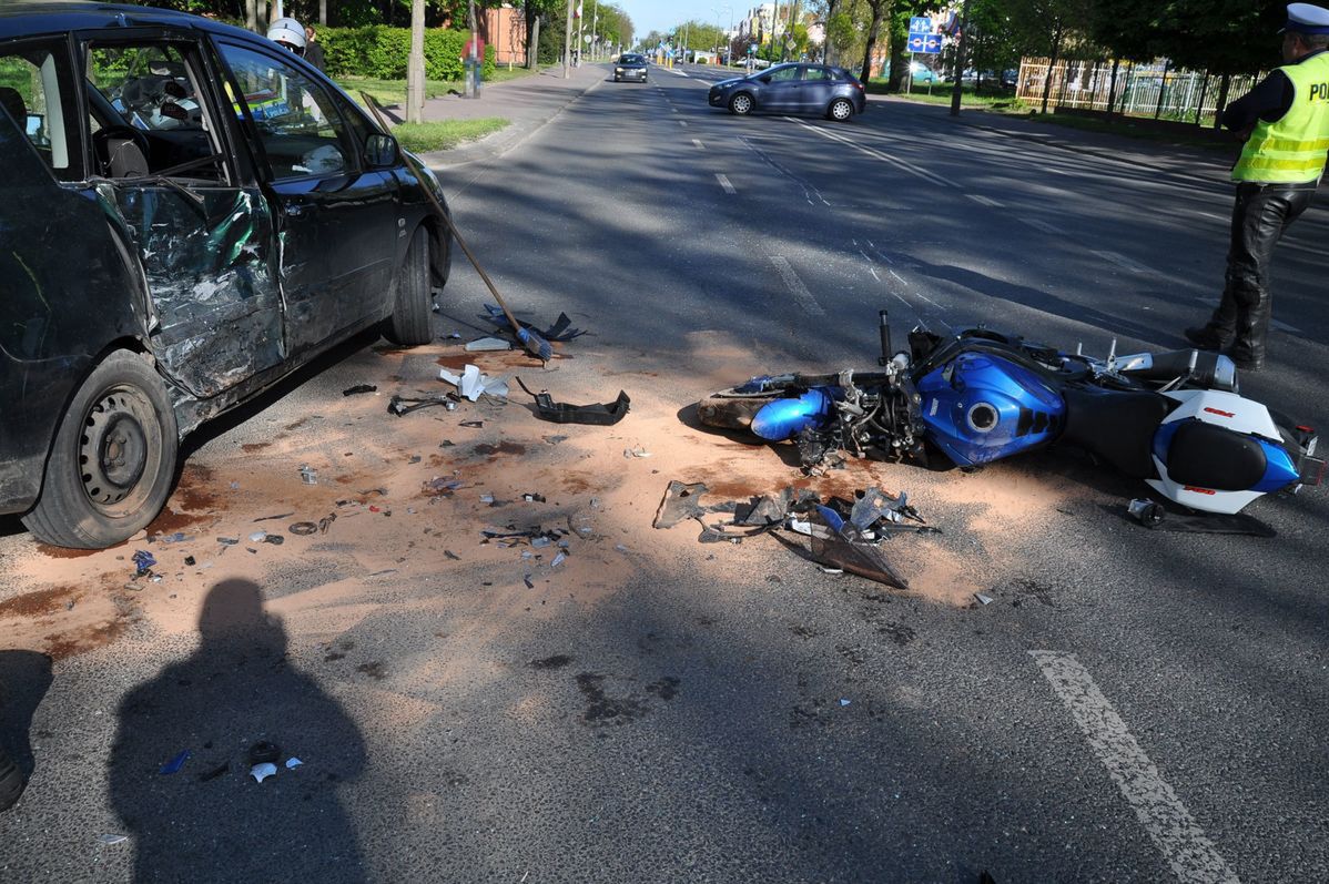 Motocykl zderzył się z osobówką. Kierowcę zabrał śmigłowiec