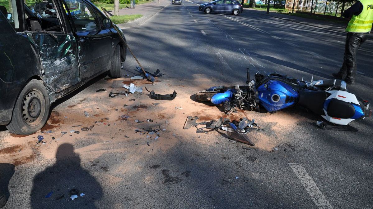 Poważny wypadek z udziałem samochodu osobowego i motocyklu