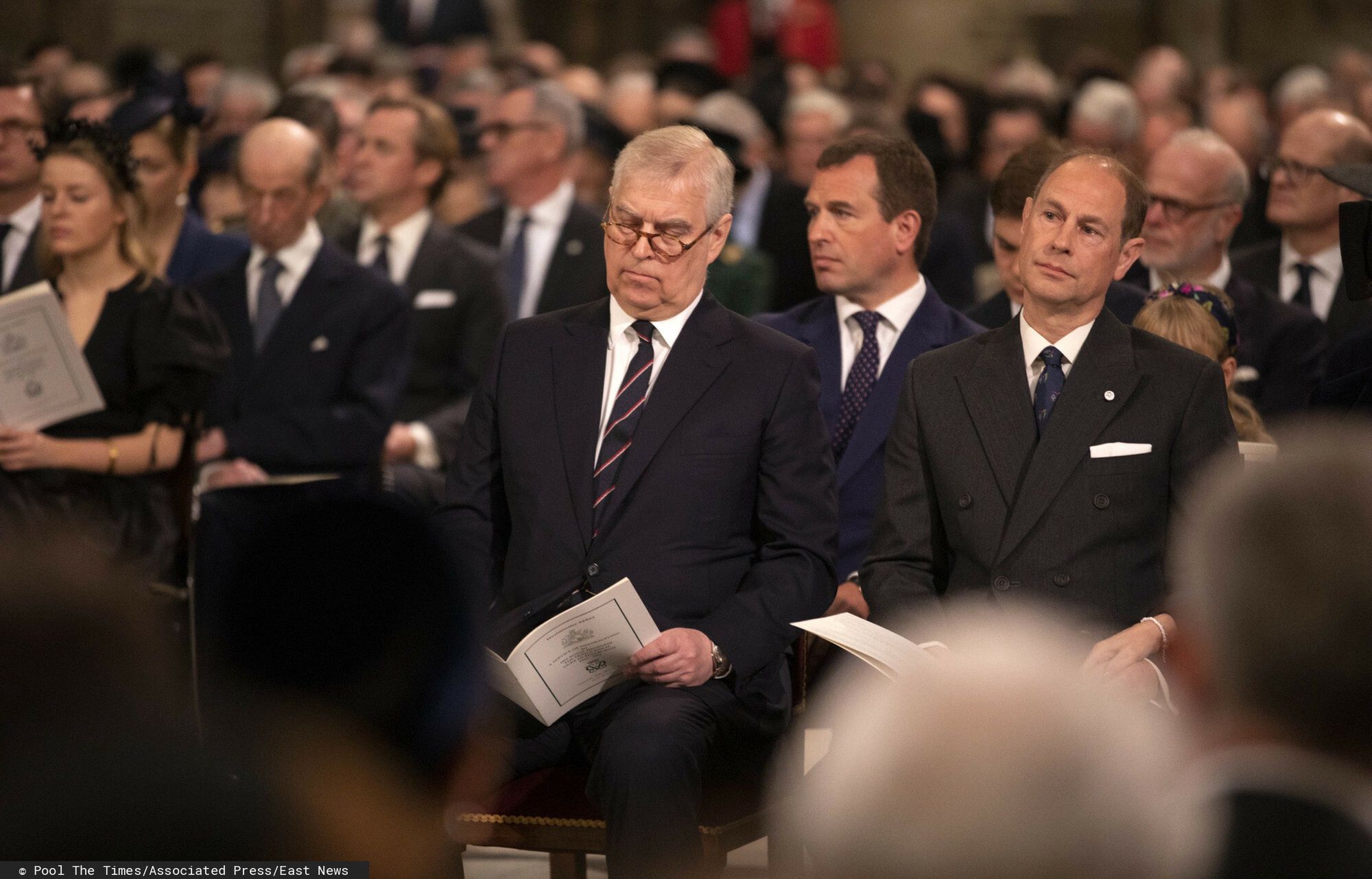 Osławiony książę Andrzej bryluje na ceremonii U BOKU KRÓLOWEJ