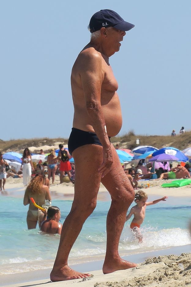 88-letni Giorgio Armani w towarzystwie młodszych kolegów relaksuje się na plaży Formentery (ZDJĘCIA)
