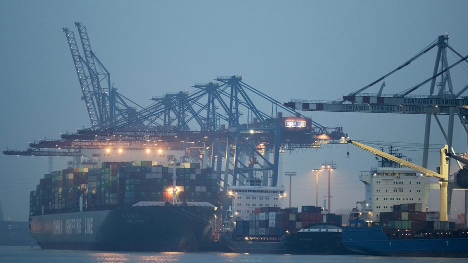 Dźwigi kontenerowe ładują kontenery na pokład statku towarowego firmy China Shipping Line w terminalu kontenerowym Tollerort (CTT) w porcie w Hamburgu, 30 stycznia 2017 r.