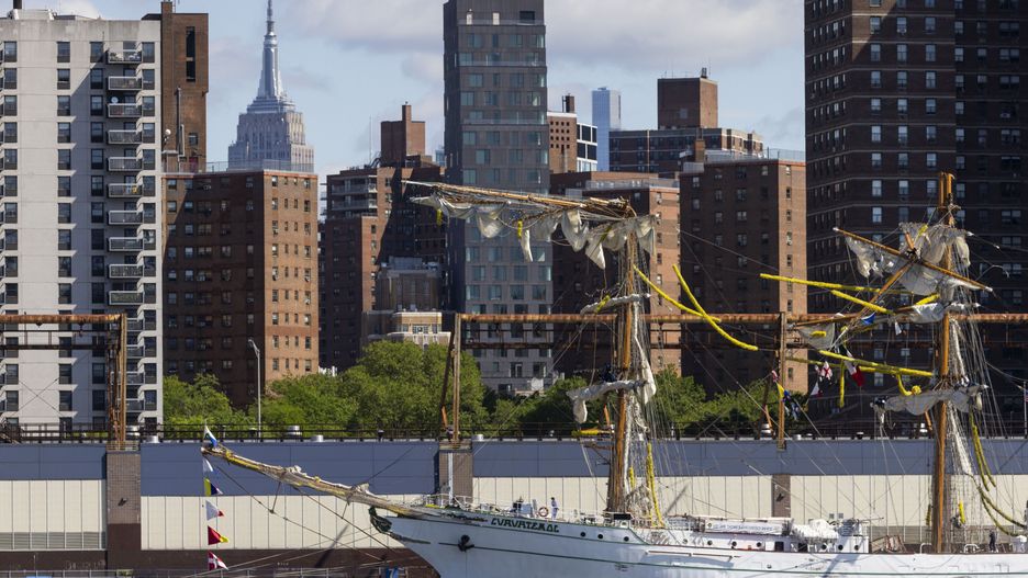 Mexican Navy training ship hits Brooklyn Bridge in New York
epa12113477 The Cuauhtemoc, a Mexican Navy training boat, is docked in the East River with broken masts, the day after the vessel hit the Brooklyn Bridge in New York, New York, USA, 18 May 2025. The cause of accident, which according to a statement from New York City Mayor Eric Adams has killed two people and injured at least 19, is still under investigation. In the background is the Empire State Building.  EPA/JUSTIN LANE 
Dostawca: PAP/EPA.
JUSTIN LANE
brooklyn bridge, mexican ship, accident, new york