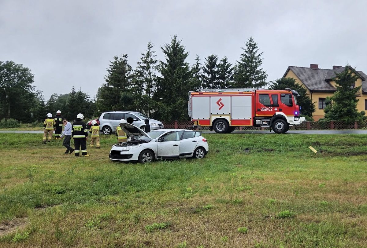 Uwaga, ślisko na drogach! Auto wypadło na pobocze w Jabłkowie