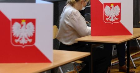 Wybory 2020. Wynosiła karty do głosowania. Awantura w komisji w Krakowie