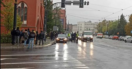 Strzelanina w Toruniu. Na ulicy ludzie w kajdankach