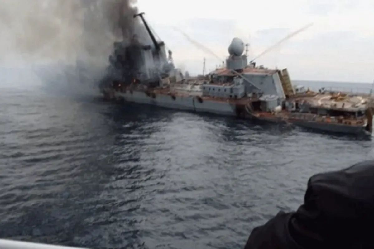 Na zdjęciu moment uderzenia ukraińskich pocisków w krążownik Moskwa