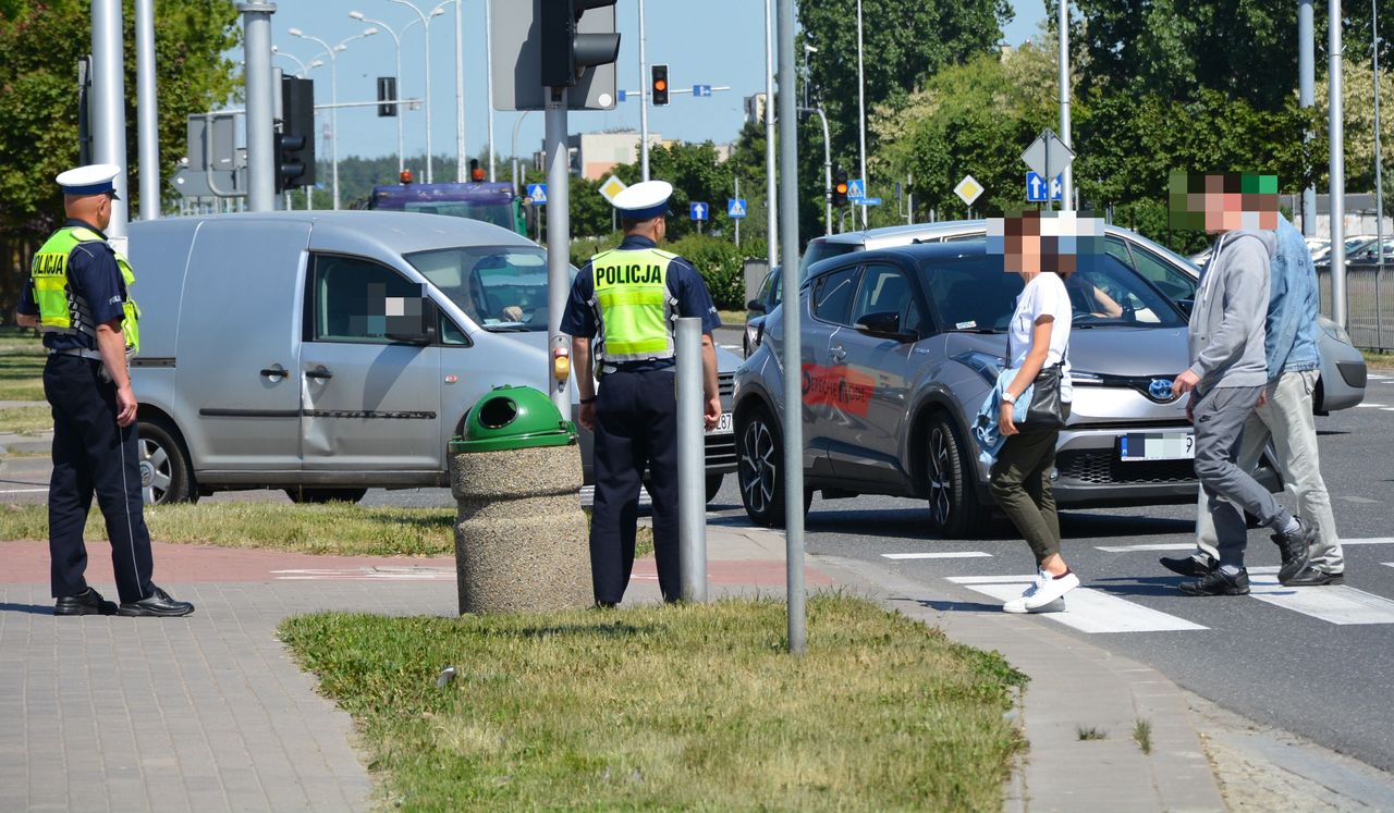 Policyjna kontrola na przejściu dla pieszych