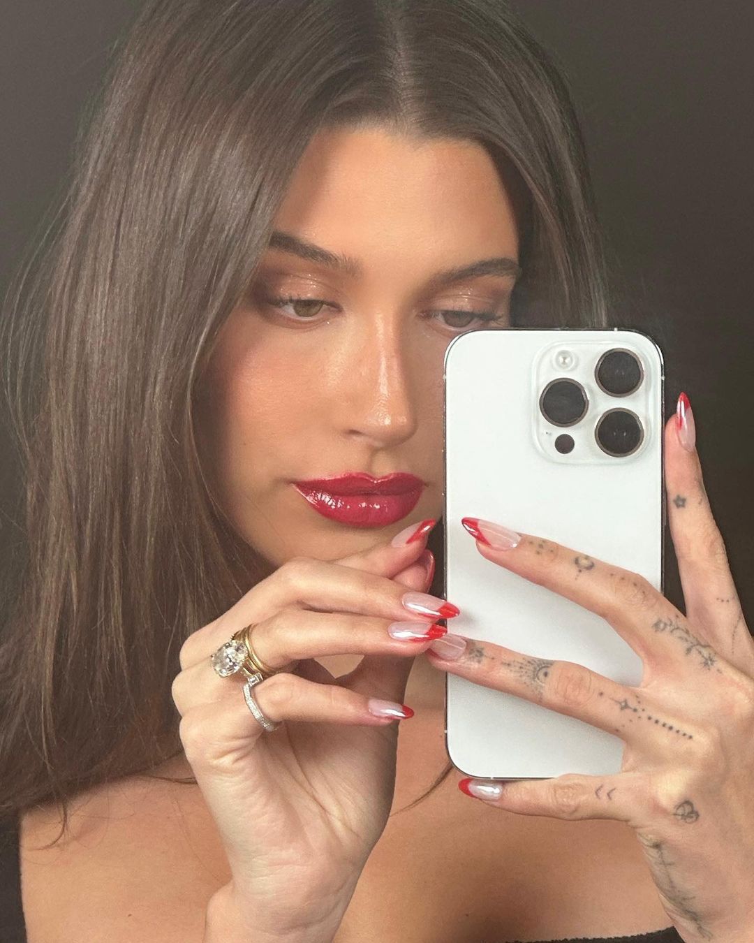 Candy cane glazed nails, czyli najnowszy manicure Hailey Bieber