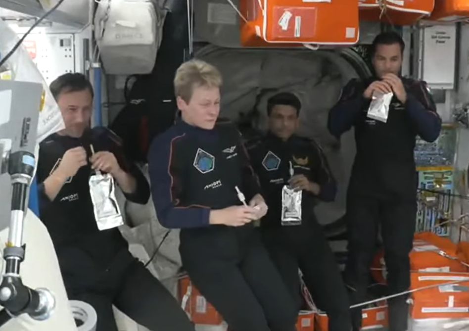 Załoga Ax-4 od razu po powitaniu dostała wodę do picia