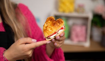 Zaskocz bliskich i zrób szybkie serduszka z ciasta francuskiego. Każda porcja skrywa pyszne dodatki