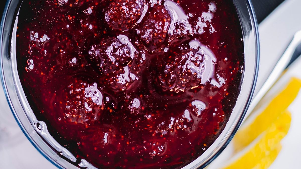 Ciemny deser owocowy z dużą porcją kolagenu