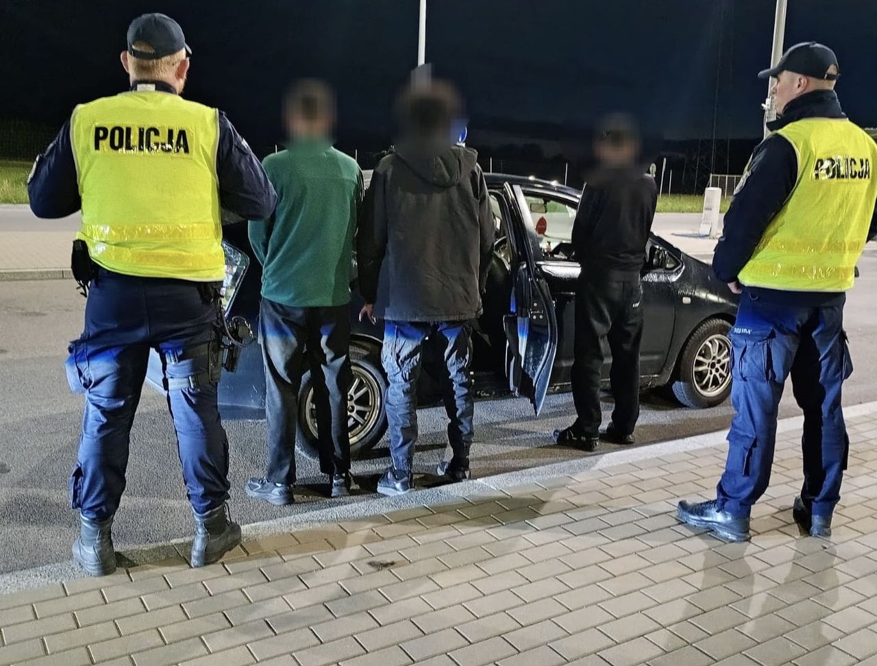 Przewozili migrantów przez granicę. Skuteczna akcja policji