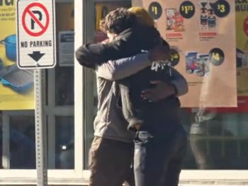 Kupił buty bezdomnemu. Otrzymał znacznie więcej