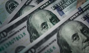 Dolar słabnie w oczach. Tak nisko nie był od 2018 r.