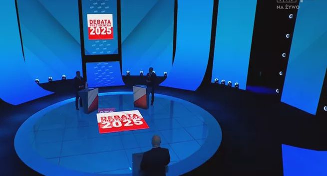 „Ruszający się” stolik i absurdalne paski Republiki. Jak wyglądała debata Trzaskowski - Nawrocki